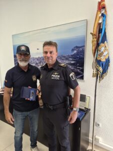 IPA CV entrega un obsequio institucional al nuevo comisario jefe de la Policía Local de Benidorm